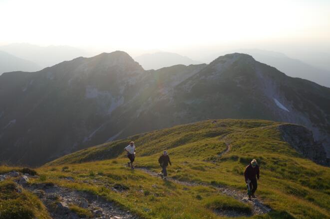 Abendliche Gipfelstürmer beim Schlussanstieg zum Krottenkopf