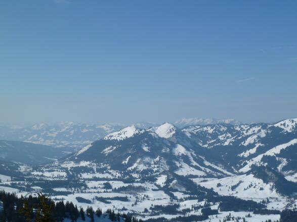 Ausblick vom Gipfel des Schönkahler auf Ornach und Spieser im Winter