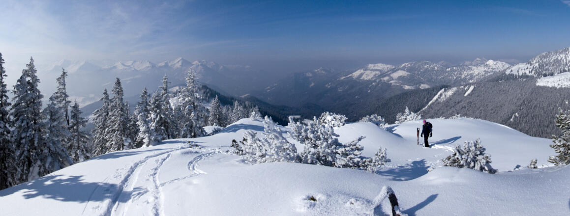 Die kleine Gipfelhochfläche (hier im Panoramablick) bietet genügend Platz für schöne Augenblicke.