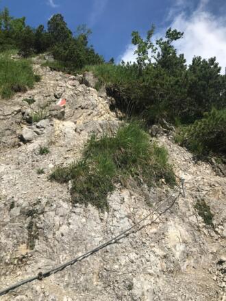 Seilversicherte Stelle beim Aufstieg zum Schildenstein.
