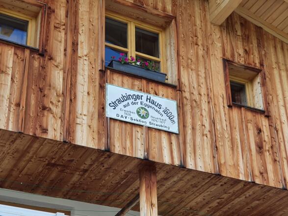 Schild an der DAV Hütte Straubinger Haus