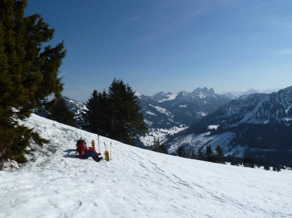 Rast unterm Gipfel des Schönkahler (1688 m) im Winter