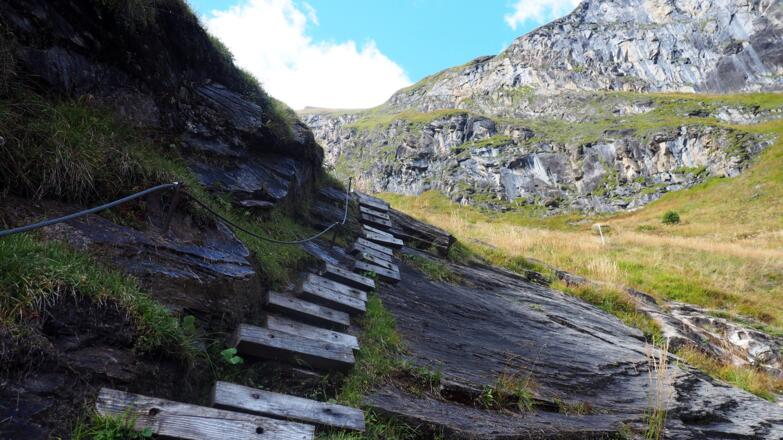~1780m, über Stufen im Felsband "schwarze Route"