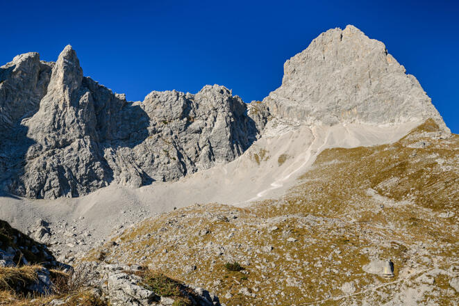 Der Blick nahe der Hütte zeigt es: Die Lamsenspitze macht uns den Anstieg nicht ganz leicht.