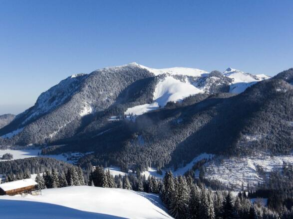 Die Tour gibt immer wieder schöne Blicke auf die Spitzingseeberge frei.