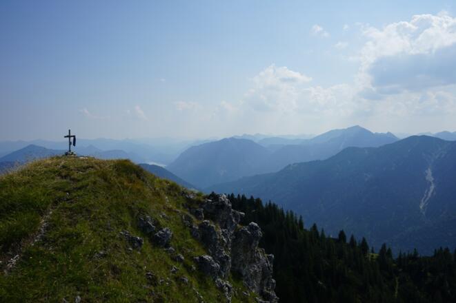 Blick vom Vorgipfel auf den Gipfel - eine Rast hat man sich nach dem durchaus mühsamen Aufstieg verdient.
