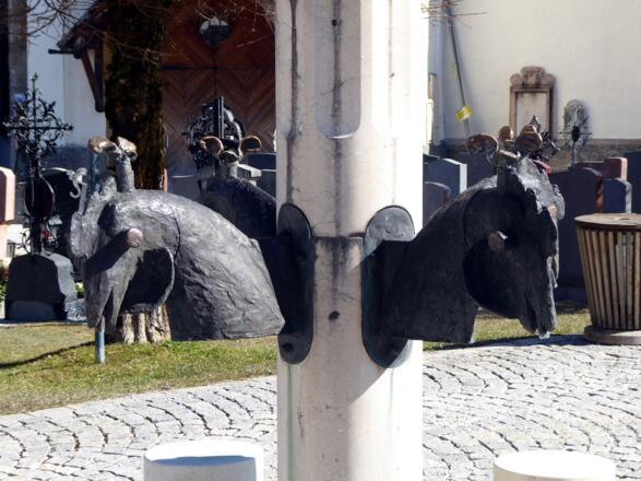 Der Kuchler Künstler Josef Zenzmaier (geb. 1933) hat die reizenden Tierköpfe am Friedhofsbrunnen entworfen.
