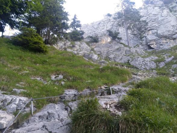 Der Charakter des teils mit Seilen und Tritten versicherten Schlussanstieges