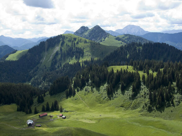 Gipfelaussicht zu Hochplatte und Roß- und Buchstein