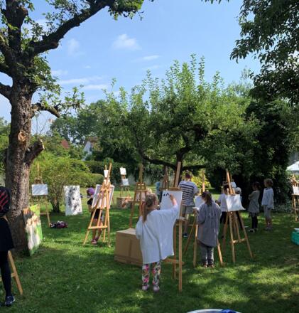 Der Künstlergarten lädt ein zum Verweilen oder zur Kreativität.