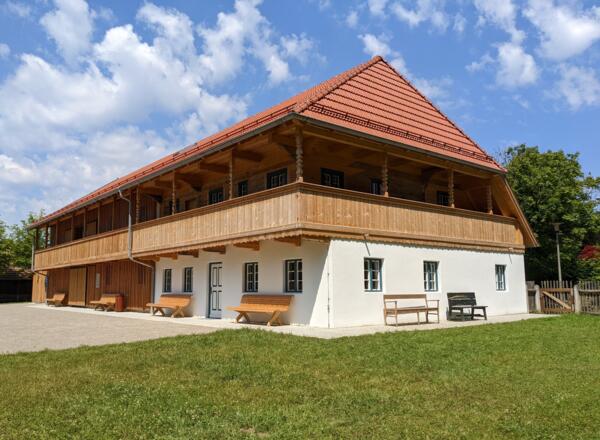 Im November 2021 wurde das neue Eingangsgebäude des Bauernhausmuseums feierlich eingeweiht. Das darin integrierte Wohnhaus Pesenlern aus dem Jahr 1627 zählt zu den ältesten historischen Gebäuden im Landkreis Erding.