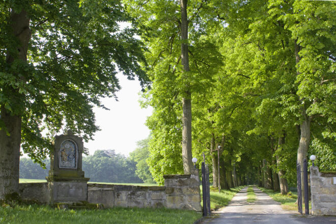 Das prunkvolle Marterl am Eingang zum Schloss Geyersberg