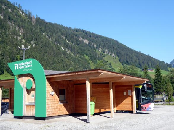 Die Nationalpark Hohe Tauern - Infostelle direkt neben der Bushaltestelle im Talschluss Hüttschlag.
