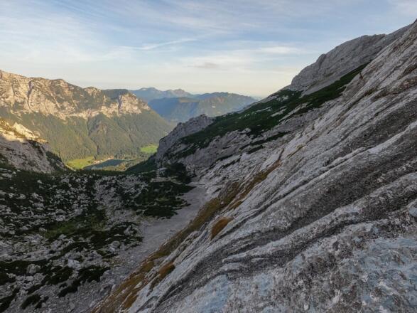 Blick zurück über die wasserzerfressenen Platten der "Logic Line" zur Blaueishütte.