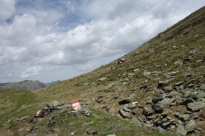 hier die Abzweigung den Markierungen entlang nach rechts nicht versäumen