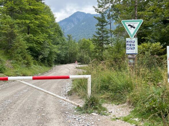 Zugang Wanderweg Sylvensteinspeicher vom Parkplatz