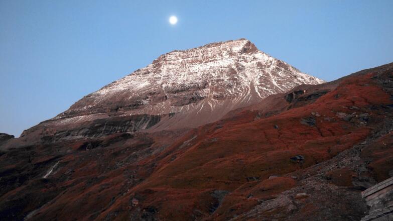 Gipfelziel 3348m  im Morgenlicht mit Vollmond.