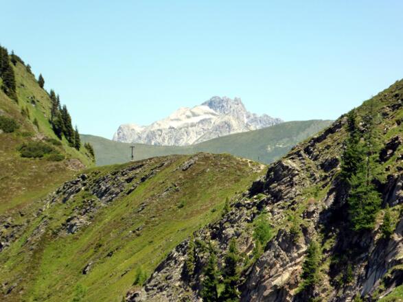 Die Hühnerkarscharte mit dem Draugstein im Hintergrund.