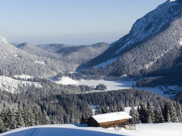 ... und unten im Tal ruht mehr oder weniger still der See.