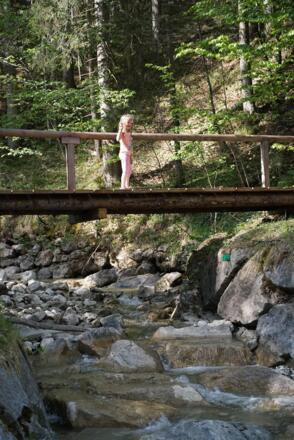 Ab der Brücke über den Anzenbach lässt sich der Steinbach leicht erreichen.