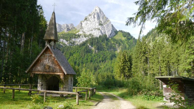 Kapelle am Wankerfleck mit dem Geiselstein im Hintergrund