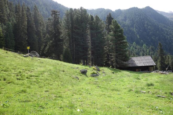 vorbei an einem Jagdhaus