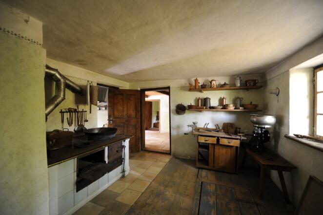 Die Küche im Rindbachhof mit historischer Kücheneinrichtung und Zugang Kartoffelkeller.