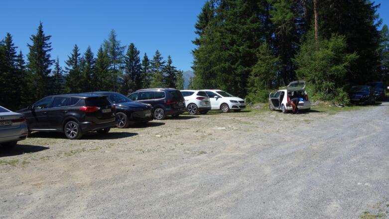gebührenpflichtiger Parkplatz am Start