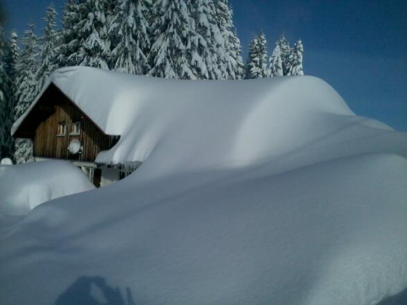 Kemptener Naturfreundehaus unter Schneemassen