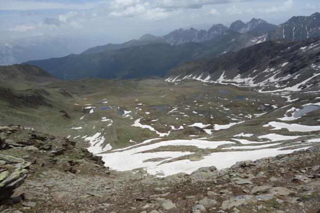 zahlreiche Seen hinter dem Grat Richtung Fotsch