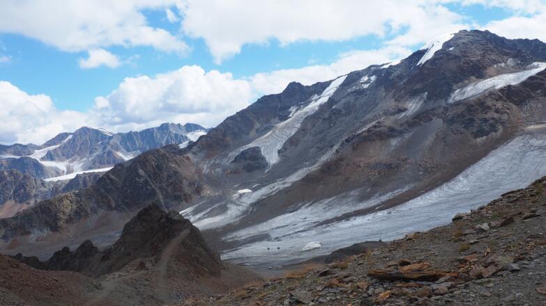 Noch auf den dunklen Felszacken um 3000m beim Abstieg
