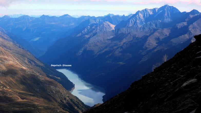 Tiefblick zum Gepatsch-Stausee, Gletscherstraße entlang der rechten Seite.