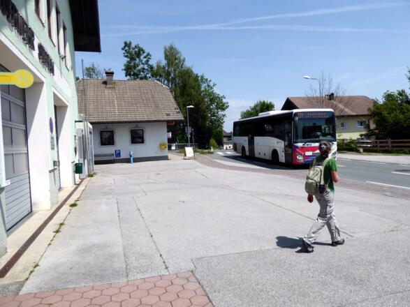 Pünktlich kommt der Bus zur Haltestelle Seeham Ortsmitte.