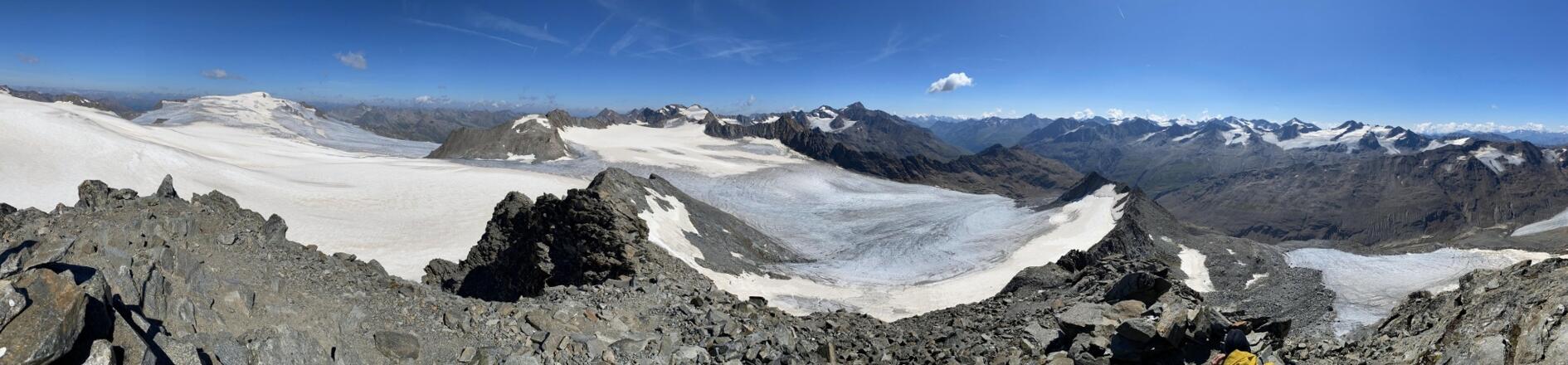 Blick vom Gipfel Richtung Fluchtkogel, Brandenburger Haus mit Gepatsch und Kesselwandferner