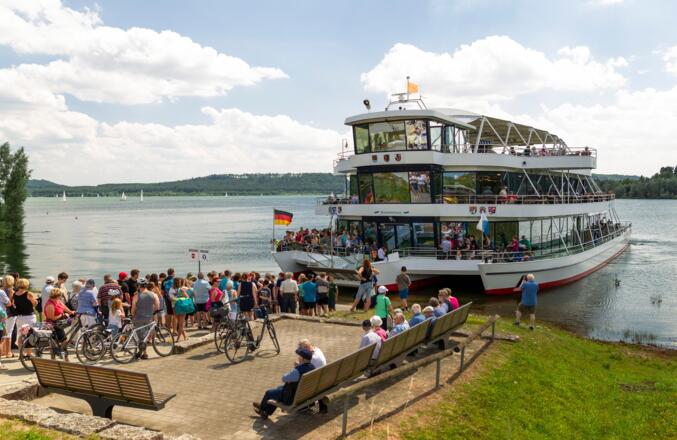 Die MS Brombachsee an der Anlegestelle Enderndorf