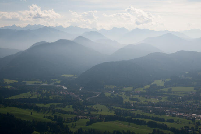 Freier Blick ins Isartal und in Richtung Karwendel