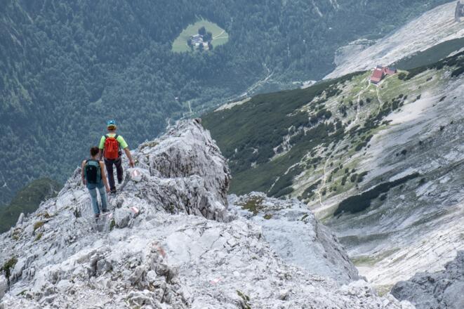 Lang ist der Abstieg vom Großen Bettelwurf hinab ins Halltal, rechts die Bettelwurfhütte.