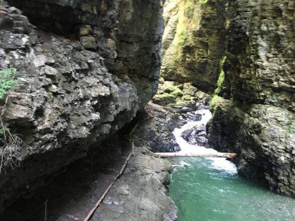 Schmalstelle unter den Felsen
