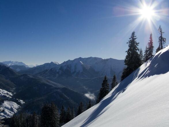 Aus dem steilen Schlusshang zeigen sich das Kaisergebirge und das Hintere Sonnwendjoch.