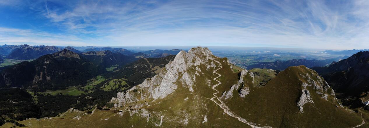 Panorama mit dem Aggenstein im Zentrum