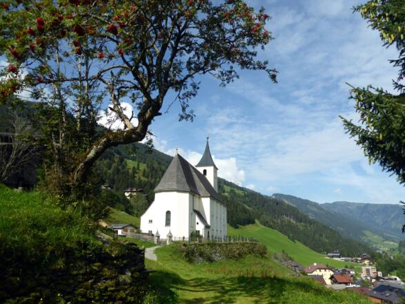 Das Ende der Almwanderung führt an der Kirche in Hüttschlag vorbei.