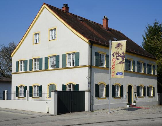 Die liebreizende Biedermeierfassade des Museums Franz Xaver Stahl prägt das Erscheinungsbild an der Landshuter Straße.