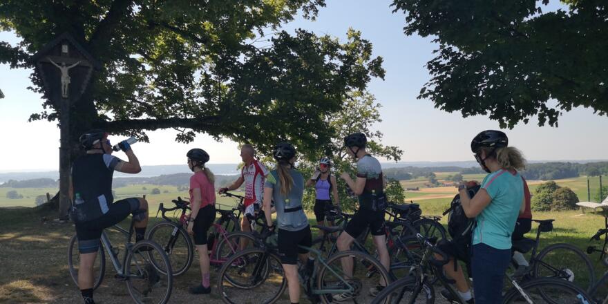 Kurze Trinkpause bei der Uvex x Bergzeit- Radelausfahrt