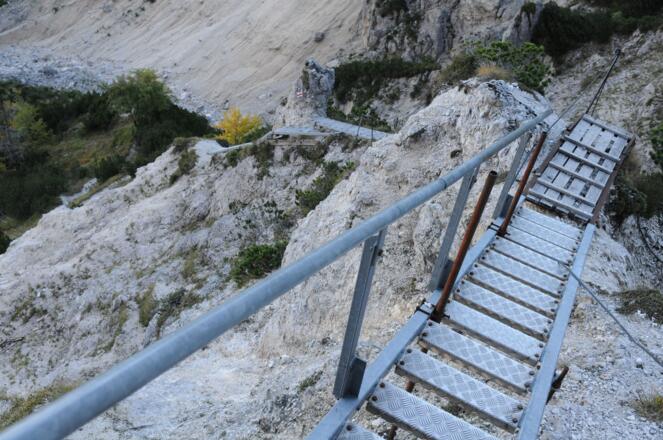 An den steilsten Passagen des Alpgartensteigs erleichtern Sicherungen und diverse Treppen das Bergauf.