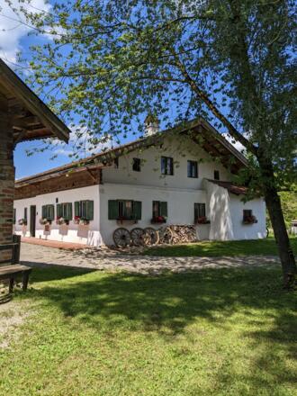 Das Wohnstallhaus Rindbach wurde um 1790 erbaut und bildet zusammen mit Getreidekasten, Stadel, Bauerngarten und Backhaus eine typische Hofanlage.