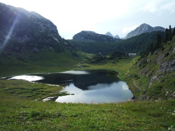 Blick von der gegenüberliegenden Seite des Funtensees auf das Kärlingerhaus.