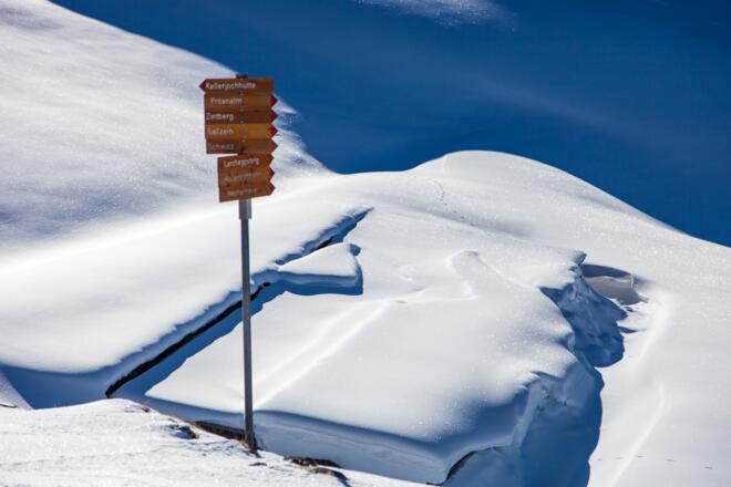 Wegweiser an der alten Kellerjochhütte
