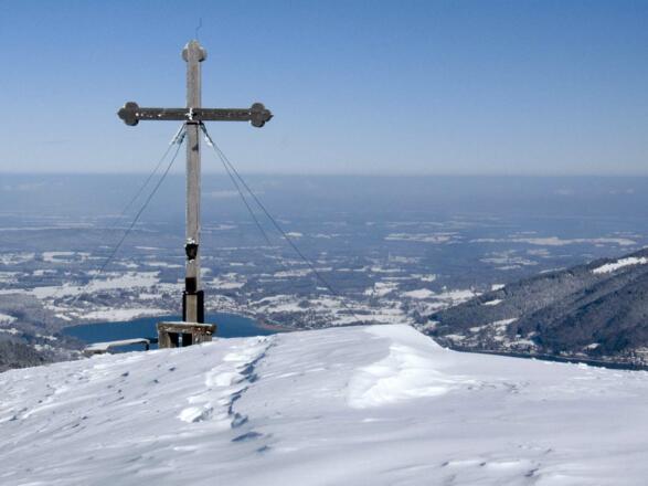 Der flache Gipfelrücken bietet viel Platz zum Rasten und Staunen.