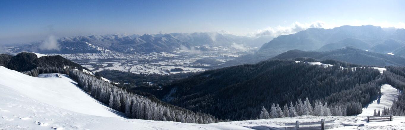 Ein Blick mit der Panoramakamera vom Zwieselberg über den Isarwinkel bis zur Benediktenwand