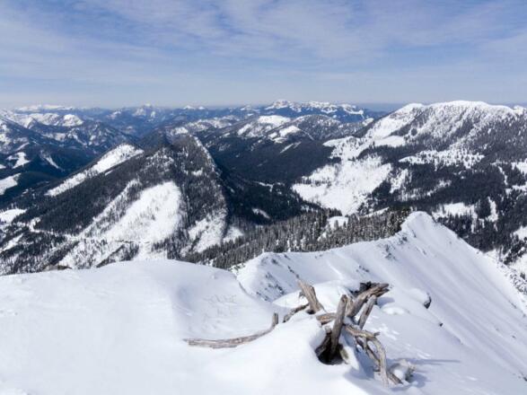 Gipfelausblick auf Natternwand, Benediktenwand und Blaubergkamm